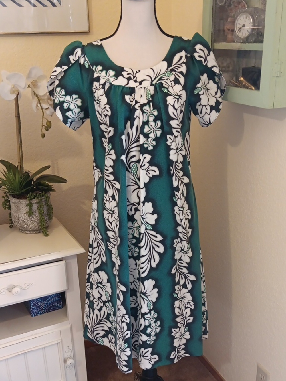 Royal Creations Hawaiian Print Dress. Cream and Green Floral. Tropical.